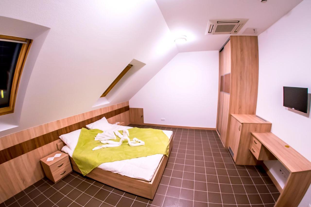 Cvse Clubhaz Es Panzio Bed and Breakfast Cegléd Buitenkant foto