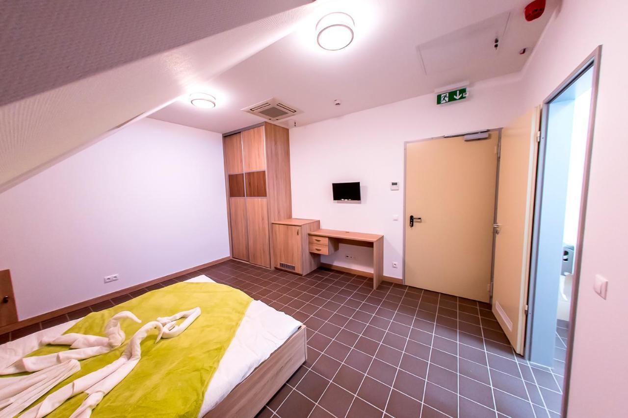 Cvse Clubhaz Es Panzio Bed and Breakfast Cegléd Buitenkant foto