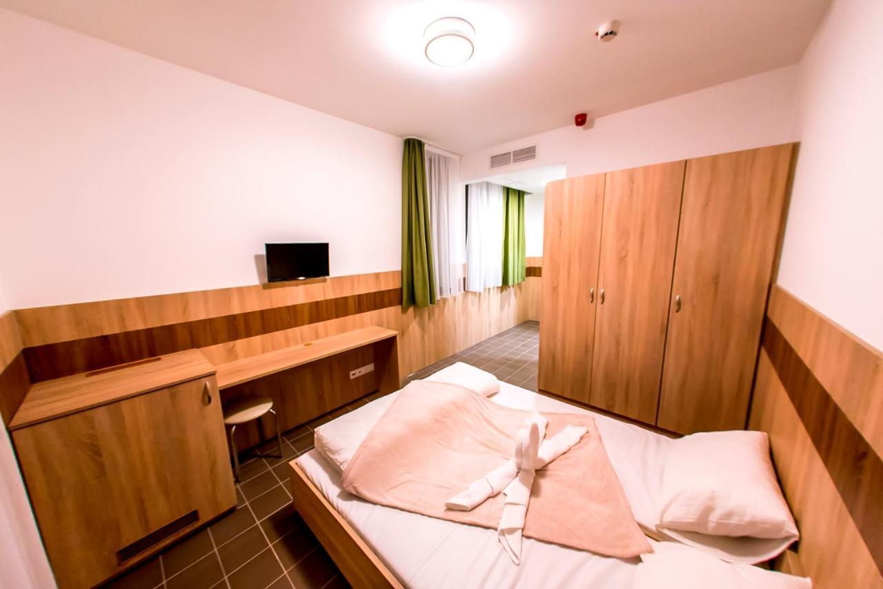 Cvse Clubhaz Es Panzio Bed and Breakfast Cegléd Buitenkant foto